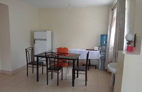 Naivasha Casa | Assiss place está en un lugar sereno y cómodo, al lado de la carretera.