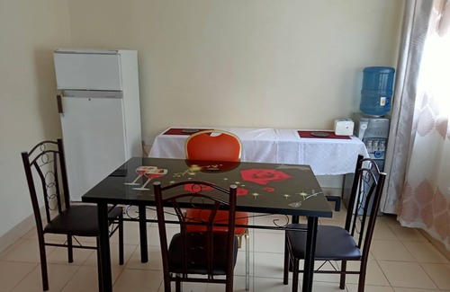 Naivasha Casa | Assiss place está en un lugar sereno y cómodo, al lado de la carretera.