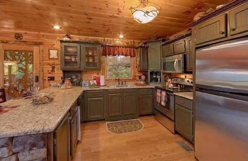 Gatlinburg - Pigeon Forge Cabina | Posh Dream Cabin! ¡HUMO EN SU PATIO! 5 minutos de la ciudad! Servicios cargados!