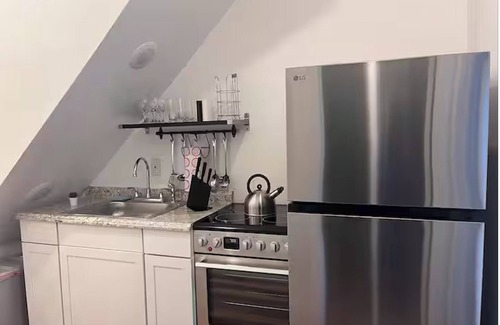 Communipaw Apartamento | Encantador apartamento en Jersey City, con AC y ubicado en el segundo piso