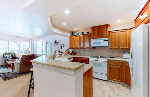 Coeur d'Alene Apartamento | Astounding Arrow Point (F-101)