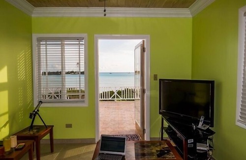 Black Point Casa | Asombrosamente puro y azul con vista al mar, lugar de vacaciones tranquilo y sereno te espera
