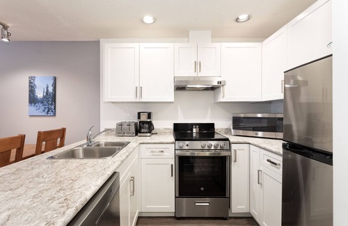 Whistler Creekside Cabina | At the base of Whistler Mtn in Creekside | Cozy Gas Fireplace | Newly renovated pool & hot tub