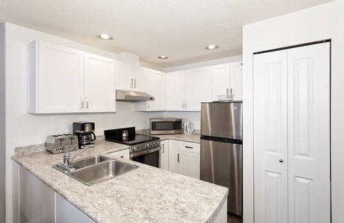 Whistler Creekside Cabina | At the base of Whistler Mtn in Creekside | Cozy Gas Fireplace | Newly renovated pool & hot tub