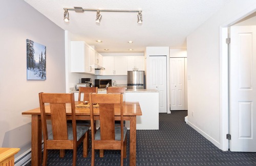 Whistler Creekside Cabina | At the base of Whistler Mtn in Creekside | Cozy Gas Fireplace | Newly renovated pool & hot tub