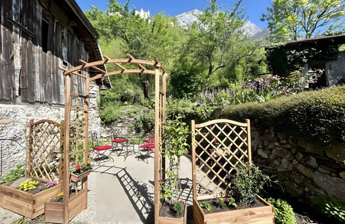 Saint-Pierre-d'Albigny Casa | At the Foot of the Castle - Parking, WiFi, Garden - Savoie College