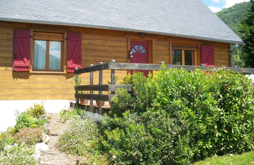 Ayros-Arbouix Chalet De Esquí | Al pie del macizo de Hautacam, se alquila chalet de madera
