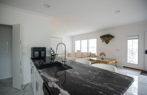 Galloway Casa | Athena Elegant Bright Romantic jetted tub getaway wedding venues fitness room