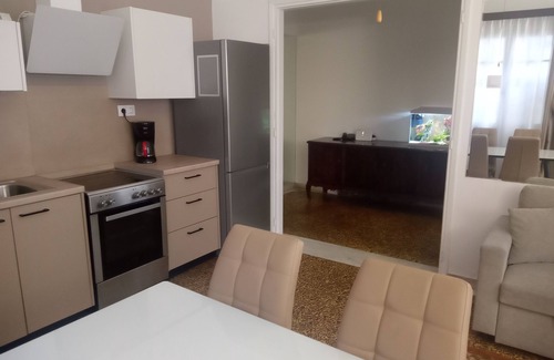Alimos Apartamento | Athens ground floor apartment with garden and market nearby