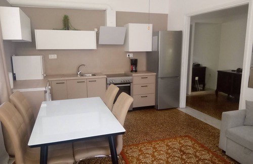 Alimos Apartamento | Athens ground floor apartment with garden and market nearby