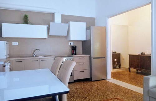 Alimos Apartamento | Athens ground floor apartment with garden and market nearby