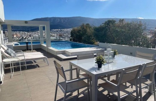 Kolonaki Apartamento | Atico en la colina de Lycabettus en Atenas, jardín privado en la azotea con vista panorámica y piscina