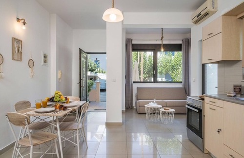 Agia Marina Apartamento | Athina's Flat on the Sea | A Seafront Retreat