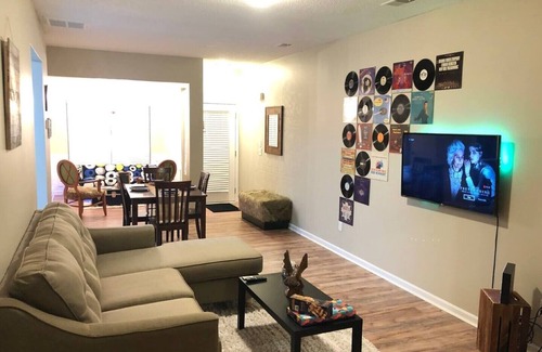 Riverdale Casa | ATL VACATION HOME WITH HOT TUB & POOL TABLE