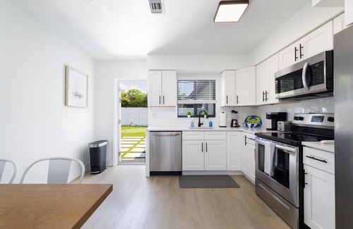 Coral Shores Apartamento | Atlantic Bay. Private Yard with Putting Green. 1.3 Miles to Beach