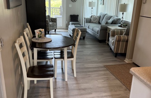 Morehead City Condominio | Atlantic Beach Condo within walking distance to the beach