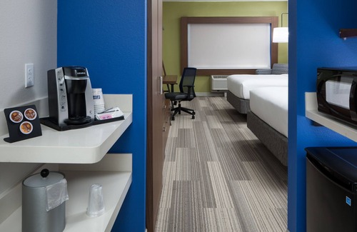 Florida Central Atlantic Coast Hotel | Atlantis Getaway I - 2 Queen Bedroom + Parking