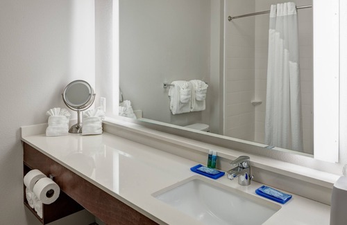 Florida Central Atlantic Coast Hotel | Atlantis Getaway I - 2 Queen Bedroom + Parking