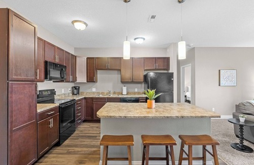 West Des Moines Apartamento | Attached Garage | Onsite Gym | Fast Wifi