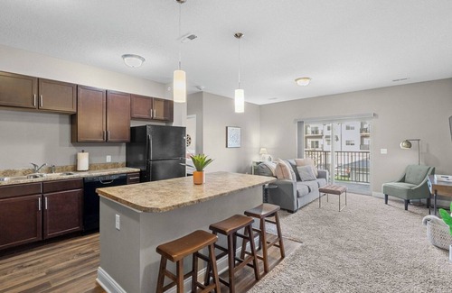 West Des Moines Apartamento | Attached Garage | Onsite Gym | Fast Wifi