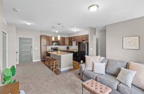 West Des Moines Apartamento | Attached Garage | Onsite Gym | Fast Wifi