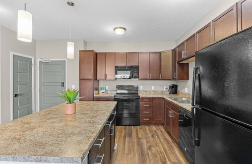 West Des Moines Apartamento | Attached Garage | Onsite Gym | Fast Wifi