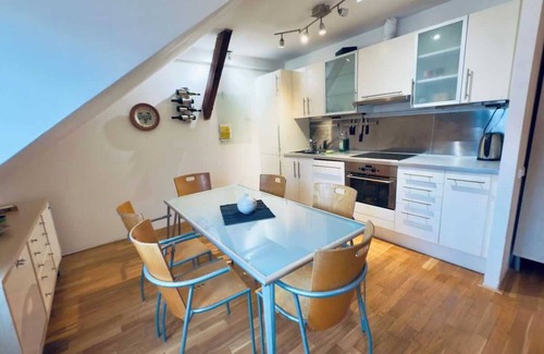 Smichov Apartamento | Attic 15 min to Charles Bridge