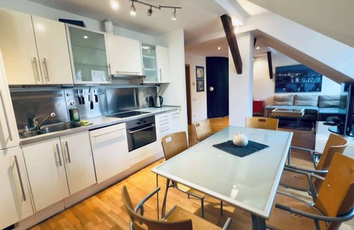 Smichov Apartamento | Attic 15 min to Charles Bridge