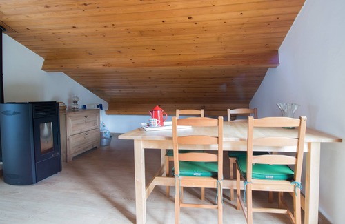Peruyes Apartamento | Apartamento abuhardillado recién renovado y con terreno de uso exclusivo