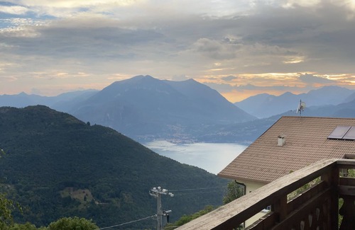 Sanico Chalet De Esquí | Ático con vistas al lago de Como en un antiguo pueblo