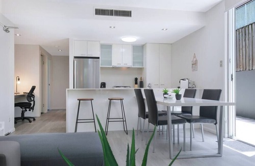 Albion Apartamento | Attiva A Brisbane Gem with Pool and Private Patio