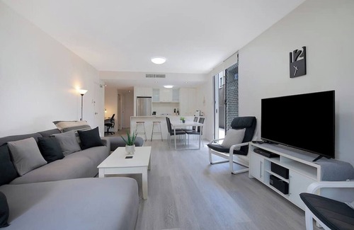 Albion Apartamento | Attiva A Brisbane Gem with Pool and Private Patio
