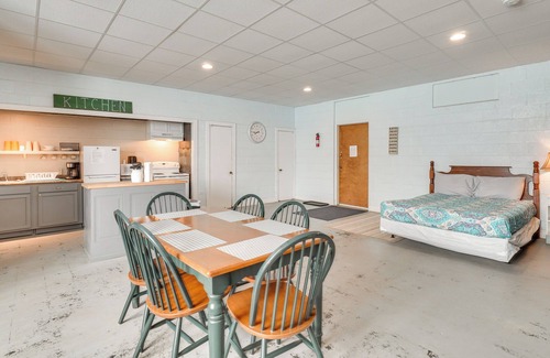 Briceville Condominio | Tennessee Riverside Retreat: Shared Fire Pit!