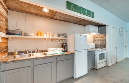 Briceville Condominio | Tennessee Riverside Retreat: Shared Fire Pit!