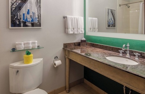 Downtown Chicago Hotel | Atwood Queen at Staypineapple - Pet-Friendly Bliss Near Millennium Park