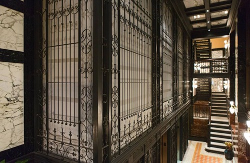 Downtown Chicago Hotel | Atwood Queen at Staypineapple - Pet-Friendly Bliss Near Millennium Park