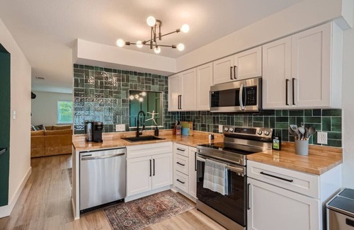 Sweetbriar Casa | ATX Jukebox | Jacuzzi | Shuffleboard | Fire Pit