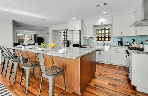 Barton Hills Casa | ATX Modern - Charm