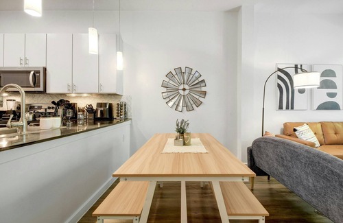 Travis Heights Apartamento | ATX Style Getaway - Pool, Gym, Rooftop, Free Parking, Best Location!
