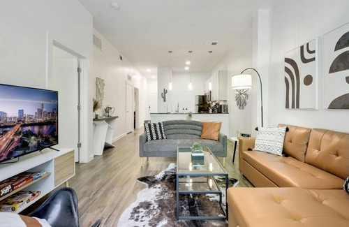 Travis Heights Apartamento | ATX Style Getaway - Pool, Gym, Rooftop, Free Parking, Best Location!