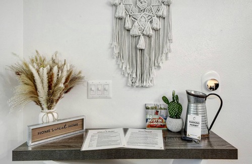 Travis Heights Apartamento | ATX Style Getaway - Pool, Gym, Rooftop, Free Parking, Best Location!