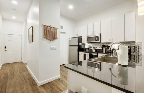 Travis Heights Apartamento | ATX Vibes SoCo Suite - Pool, Gym, Rooftop, Free Parking, Best Location!