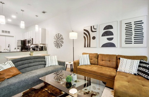 Travis Heights Apartamento | ATX Vibes SoCo Suite - Pool, Gym, Rooftop, Free Parking, Best Location!