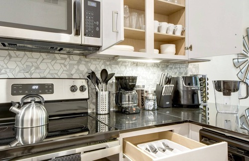 Travis Heights Apartamento | ATX Vibes SoCo Suite - Pool, Gym, Rooftop, Free Parking, Best Location!