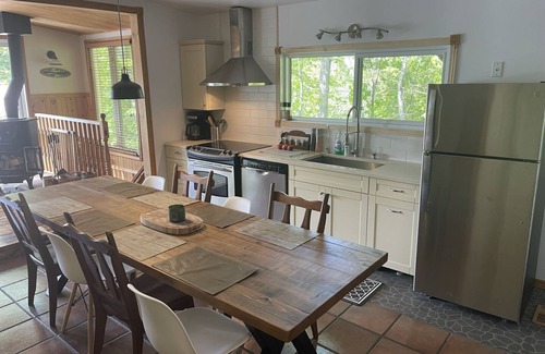 Chertsey Chalet De Esquí | Au Bonheur du Lac Paré! Cozy Waterfront Cottage with Private Hot Tub (327842)