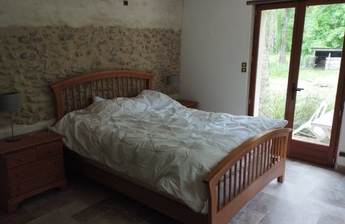 Challes Cama Y Desayuno | Au Bord du Bief du Moulin, une Chambre Calme, Accès et Salle de Bain Privative