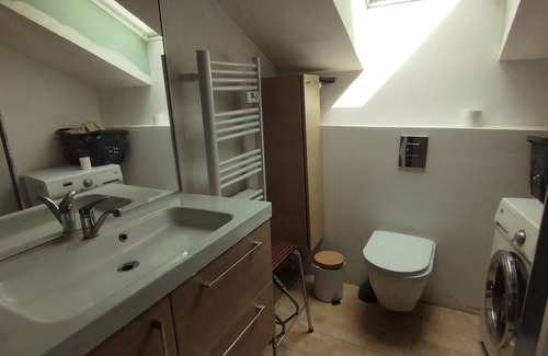 Challes Cama Y Desayuno | Au Bord du Bief du Moulin, une Chambre Calme, Accès et Salle de Bain Privative