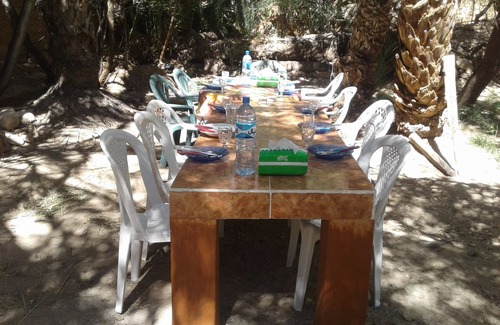 Afella Ighir Casa | Auberge Chez Sahnoun es un hostal turístico situado en Tiouadou.