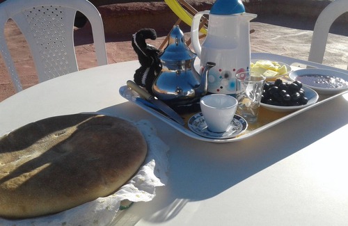 Afella Ighir Casa | Auberge Chez Sahnoun es un hostal turístico situado en Tiouadou.