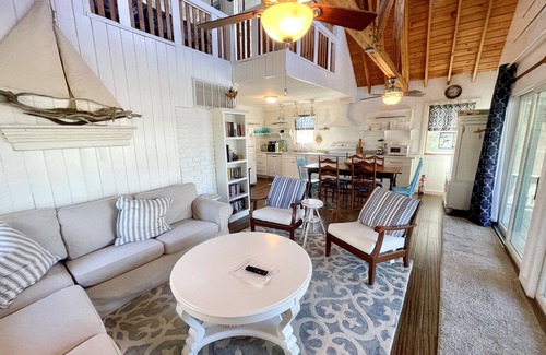 Ocracoke Casa | Agosto y todo después: Se admiten perros, frente al canal, muelle privado.